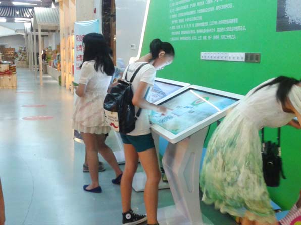 廣州長(zhǎng)隆水上樂(lè)園觸摸查詢(xún)一體機(jī)案列