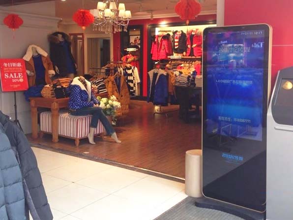 佐丹奴服裝店應(yīng)用觸摸一體機(jī)提升品牌效應(yīng)